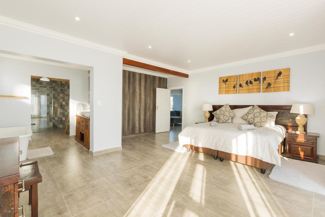 Villa Beachfront - Pool, Fireplace, No Loadshedding